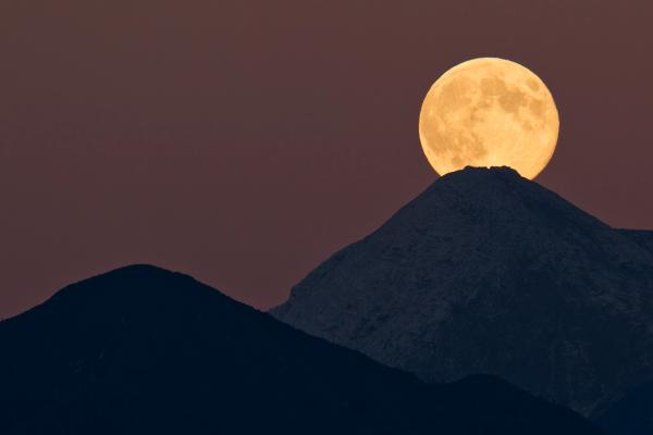 12 Mind-Blowing Moon Facts