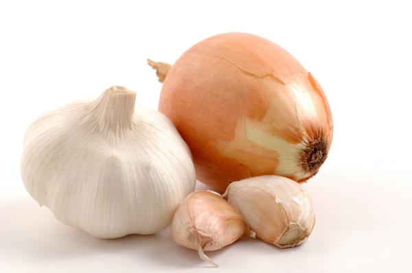 Best Home Remedies for Flies - Garlic cloves