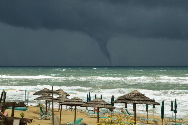 Difference Between a Waterspout and a Tornado - How a waterspout forms