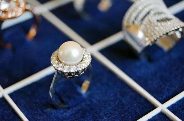 How Are Pearls Formed? - How are pearls obtained?