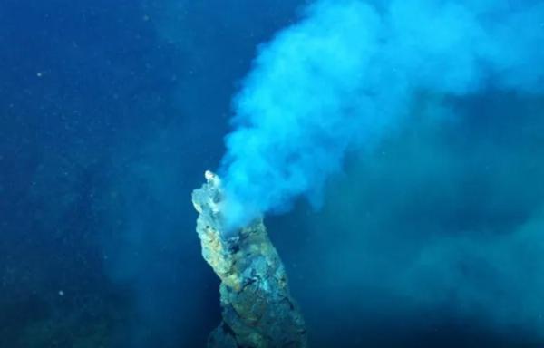 What Are Submarine Volcanoes? - How are submarine volcanoes formed?