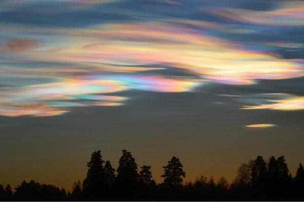 How Iridescent Clouds Form Their Rainbow Colors