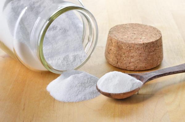 How to Clean Your Bathroom Naturally - How to clean the toilet with baking soda and vinegar