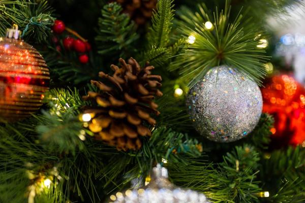 How to Make Christmas Decorations Using Pine Cones - How to create pinecone tree ornaments