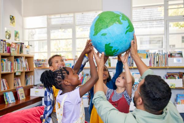 What makes the Earth round? - Is the Earth a perfect sphere?