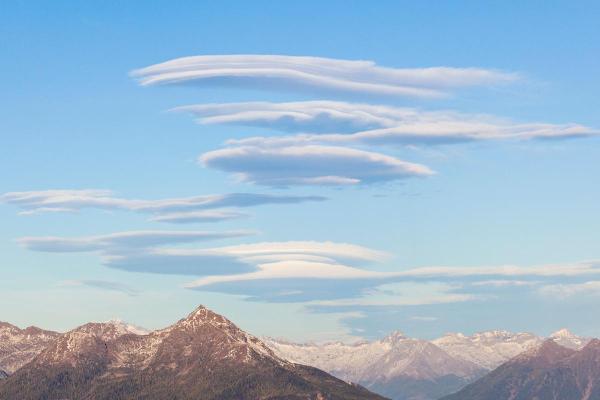What Are Lenticular Clouds? - What are lenticular clouds?