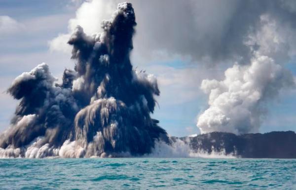 What Are Submarine Volcanoes? - What are submarine volcanoes?