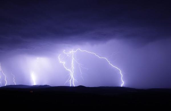 Do Trees Attract Lightning? - What causes a tree to get struck by lightning?