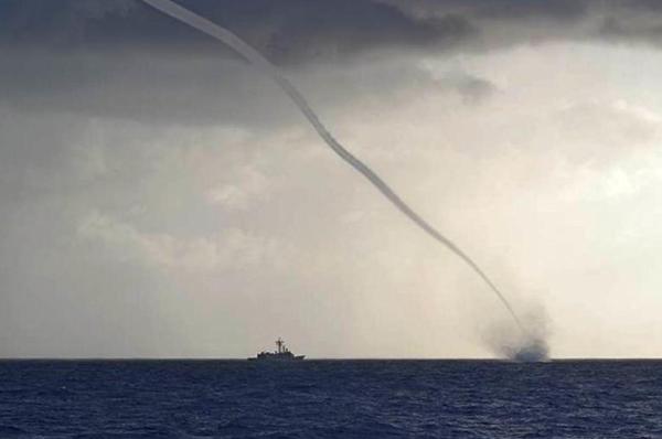 Difference Between a Waterspout and a Tornado - What is a waterspout and why does it occur?