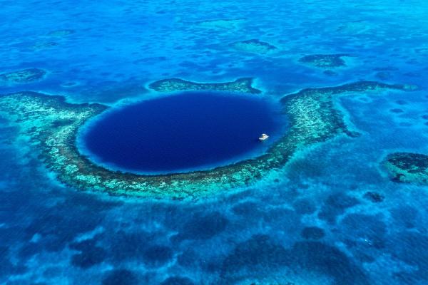 What is the Great Blue Hole? - What is the Great Blue Hole and where is it?